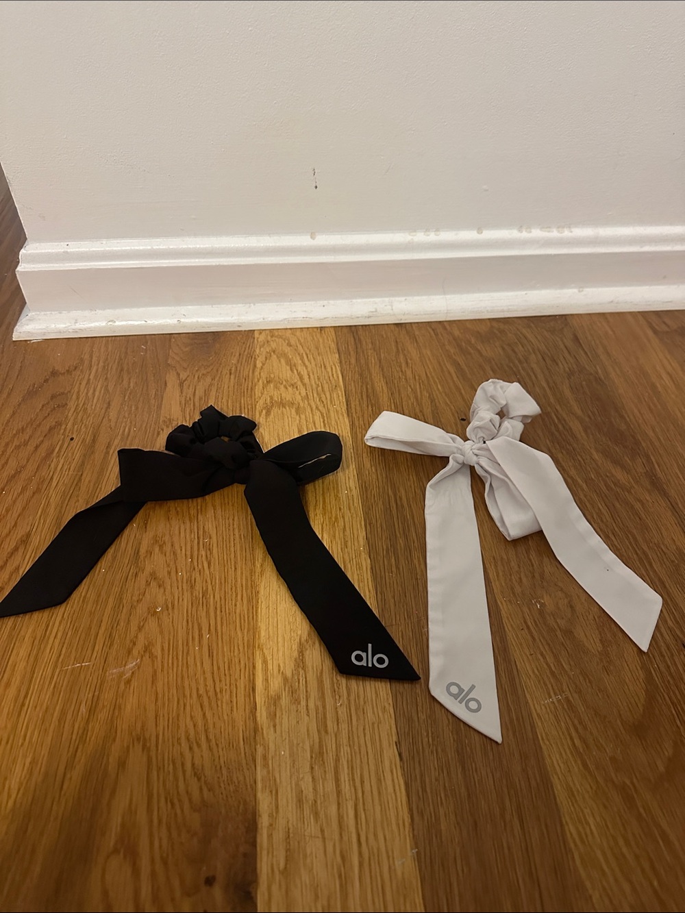 ALO Yoga Bow Scrunchie Set - Black & White